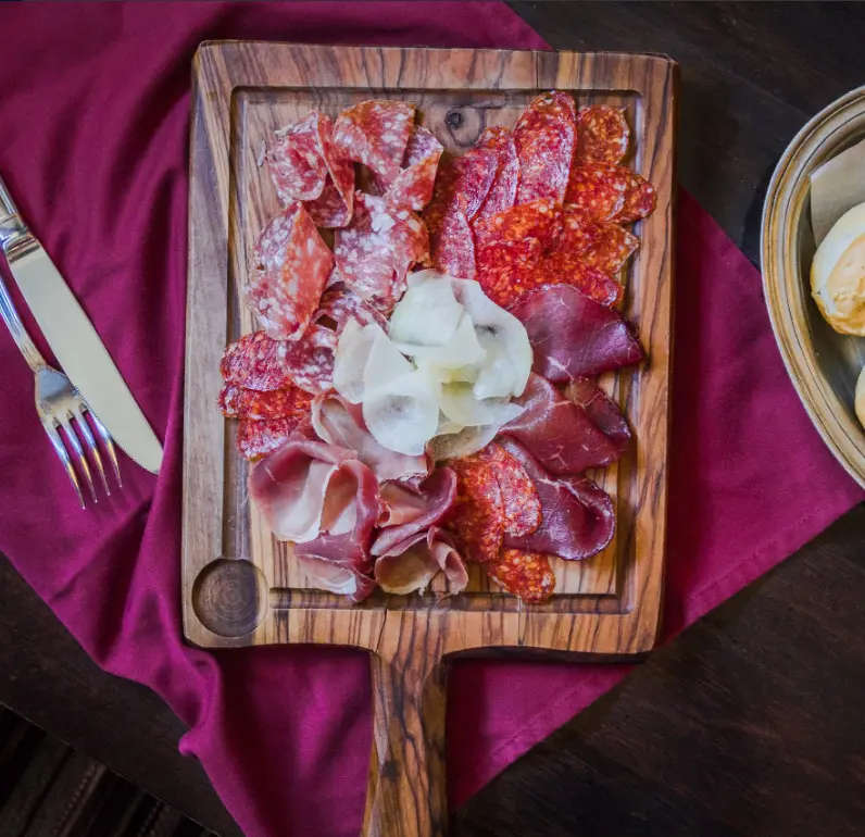 Мясное плато сыровяленых деликатесов
